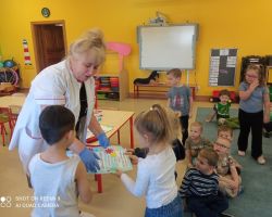 dzieci podczas spotkania z policjantem i pielęgniarką