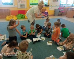 dzieci podczas spotkania z policjantem i pielęgniarką