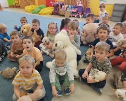 zdjęcia dzieci podczas obchodów dnia pluszowego misia