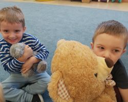 zdjęcia dzieci podczas obchodów dnia pluszowego misia