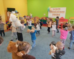 zdjęcia dzieci podczas obchodów dnia pluszowego misia