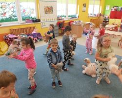 zdjęcia dzieci podczas obchodów dnia pluszowego misia