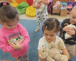 zdjęcia dzieci podczas obchodów dnia pluszowego misia