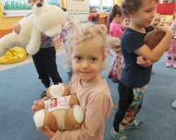 zdjęcia dzieci podczas obchodów dnia pluszowego misia