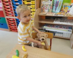 zdjęcia dzieci podczas obchodów dnia pluszowego misia