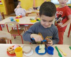 zdjęcia dzieci podczas obchodów dnia pluszowego misia