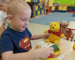 zdjęcia dzieci podczas obchodów dnia pluszowego misia