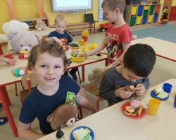 zdjęcia dzieci podczas obchodów dnia pluszowego misia