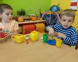 zdjęcia dzieci podczas obchodów dnia pluszowego misia