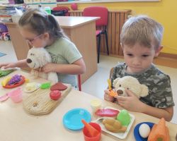 zdjęcia dzieci podczas obchodów dnia pluszowego misia