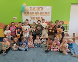 zdjęcia dzieci podczas obchodów dnia pluszowego misia