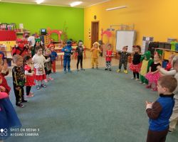 zdjęcia dzieci podczas obchodów dnia postaci z bajek