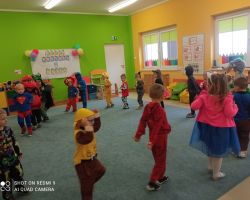 zdjęcia dzieci podczas obchodów dnia postaci z bajek