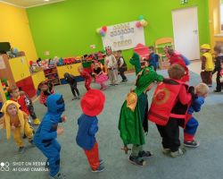 zdjęcia dzieci podczas obchodów dnia postaci z bajek