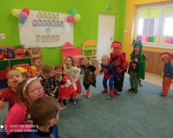 zdjęcia dzieci podczas obchodów dnia postaci z bajek