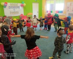 zdjęcia dzieci podczas obchodów dnia postaci z bajek