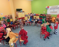 zdjęcia dzieci podczas obchodów dnia postaci z bajek