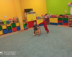 zdjęcia dzieci podczas obchodów dnia postaci z bajek