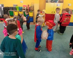 zdjęcia dzieci podczas obchodów dnia postaci z bajek