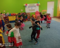 zdjęcia dzieci podczas obchodów dnia postaci z bajek