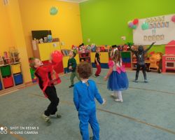 zdjęcia dzieci podczas obchodów dnia postaci z bajek