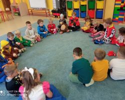 zdjęcia dzieci podczas obchodów dnia postaci z bajek