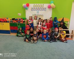 zdjęcia dzieci podczas obchodów dnia postaci z bajek