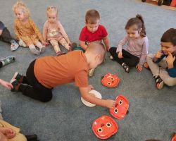 zdjęcia dzieci i nauczyciela podczas zajęć z języka angielskiego