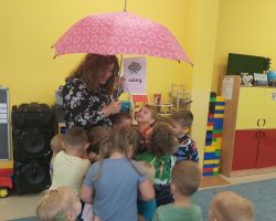 zdjęcia dzieci i nauczyciela podczas zajęć z języka angielskiego