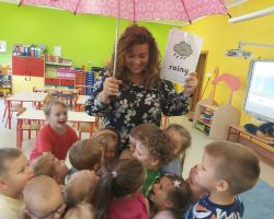 zdjęcia dzieci i nauczyciela podczas zajęć z języka angielskiego