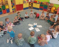 zdjęcia dzieci i nauczyciela podczas zajęć z języka angielskiego