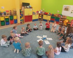 zdjęcia dzieci i nauczyciela podczas zajęć z języka angielskiego