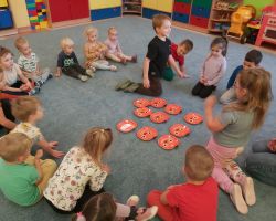 zdjęcia dzieci i nauczyciela podczas zajęć z języka angielskiego