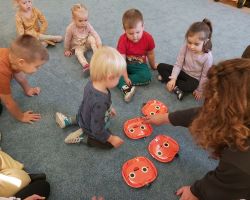 zdjęcia dzieci i nauczyciela podczas zajęć z języka angielskiego