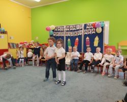 zdjęcia dzieci podczas uroczystości pasowania na przedszkolaka i starszaka