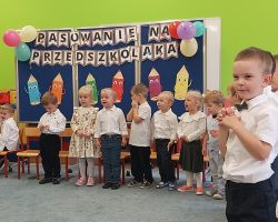 zdjęcia dzieci podczas uroczystości pasowania na przedszkolaka i starszaka