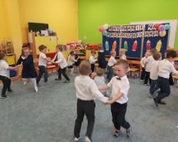 zdjęcia dzieci podczas uroczystości pasowania na przedszkolaka i starszaka