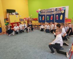 zdjęcia dzieci podczas uroczystości pasowania na przedszkolaka i starszaka