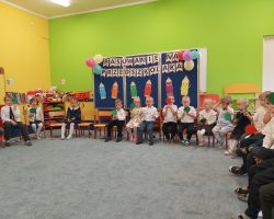 zdjęcia dzieci podczas uroczystości pasowania na przedszkolaka i starszaka