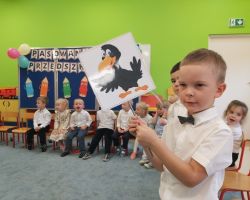 zdjęcia dzieci podczas uroczystości pasowania na przedszkolaka i starszaka