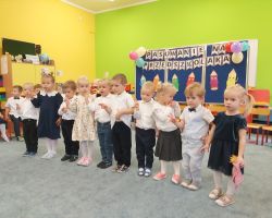zdjęcia dzieci podczas uroczystości pasowania na przedszkolaka i starszaka
