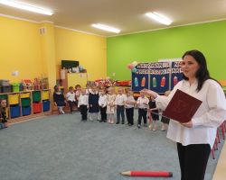 zdjęcia dzieci podczas uroczystości pasowania na przedszkolaka i starszaka