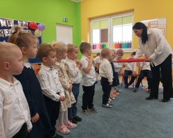 zdjęcia dzieci podczas uroczystości pasowania na przedszkolaka i starszaka