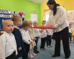 zdjęcia dzieci podczas uroczystości pasowania na przedszkolaka i starszaka