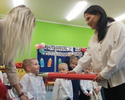 zdjęcia dzieci podczas uroczystości pasowania na przedszkolaka i starszaka