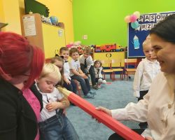 zdjęcia dzieci podczas uroczystości pasowania na przedszkolaka i starszaka