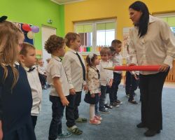 zdjęcia dzieci podczas uroczystości pasowania na przedszkolaka i starszaka