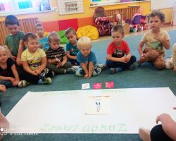 zdjęcia dzieci podczas obchodów dnia lekarza