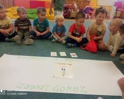 zdjęcia dzieci podczas obchodów dnia lekarza