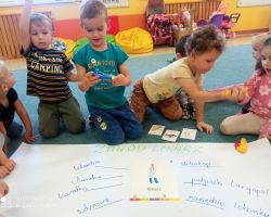 zdjęcia dzieci podczas obchodów dnia lekarza